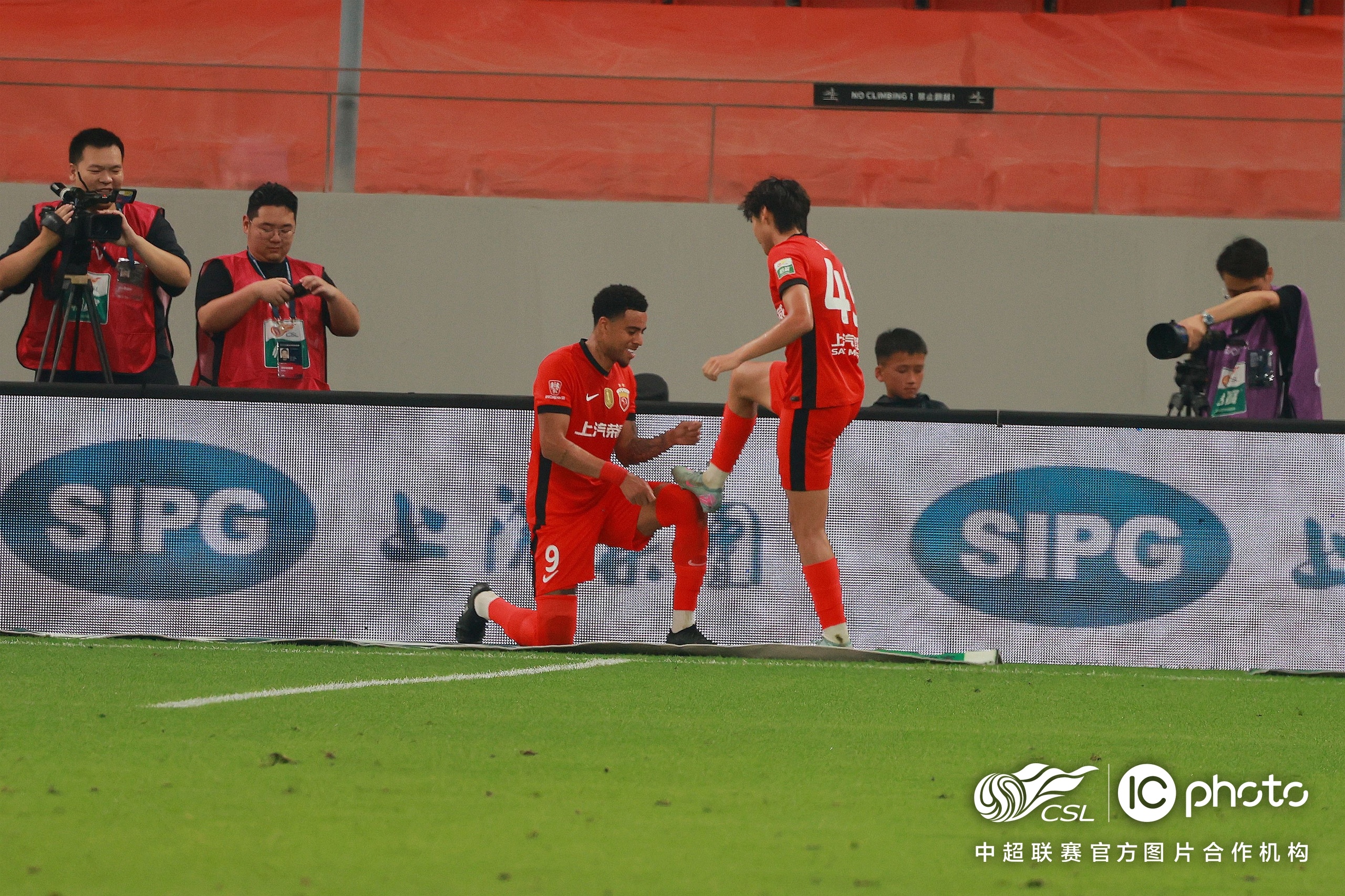 赛前体能课后，巴塞罗那远射贴柱备战CBA常规赛，媒体盛赞，轮换策略成焦点的简单介绍-半岛体育